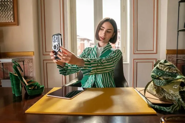 Το “Emily in Paris” έρχεται στην Ελλάδα; Η σκηνή που “φούντωσε” τις φήμες