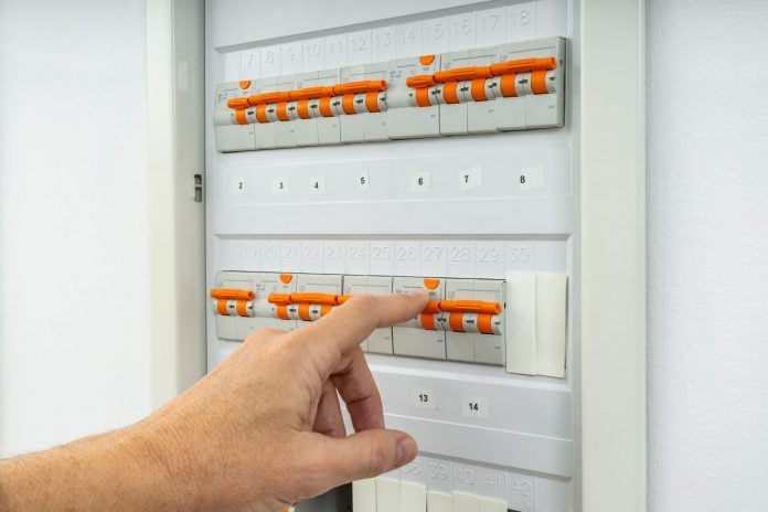 Καταιγίδες, κεραυνοί, πλημμύρες: Πώς να προστατεύσετε κουζίνα, ηλεκτρικές συσκευές, πίνακα ρεύματος