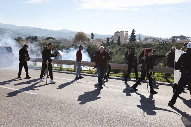 Ρίο – Αντίρριο: Αδιανόητο – Οι αγρότες άνοιξαν το δρόμο, η ΕΛΑΣ μπλόκαρε ασθενοφόρα