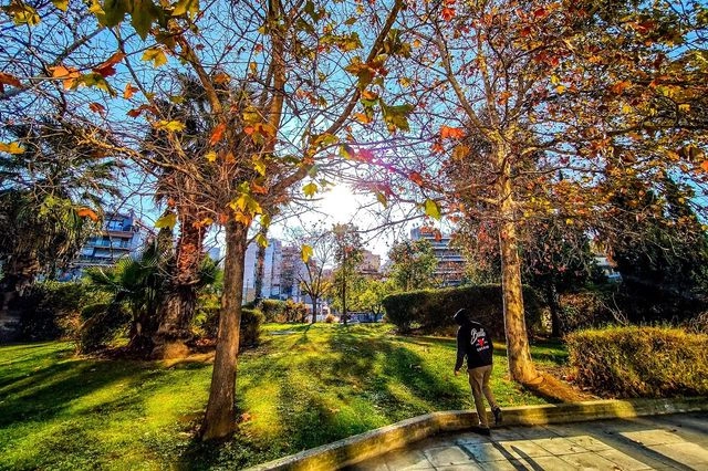 Συνεχίζονται οι υψηλές θερμοκρασίες και την Κυριακή – Πού θα βρέξει