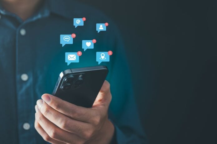 Αυτή η εφαρμογή στο κινητό μπορεί να βλέπει τους κωδικούς σας – Και την έχουν εγκατεστημένη εκατομμύρια χρήστες