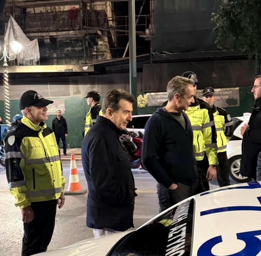 Αιφνιδιαστική επίσκεψη Μητσοτάκη σε… μπλόκο: Τι έκανε στη Σταδίου με τον Χρυσοχοΐδη