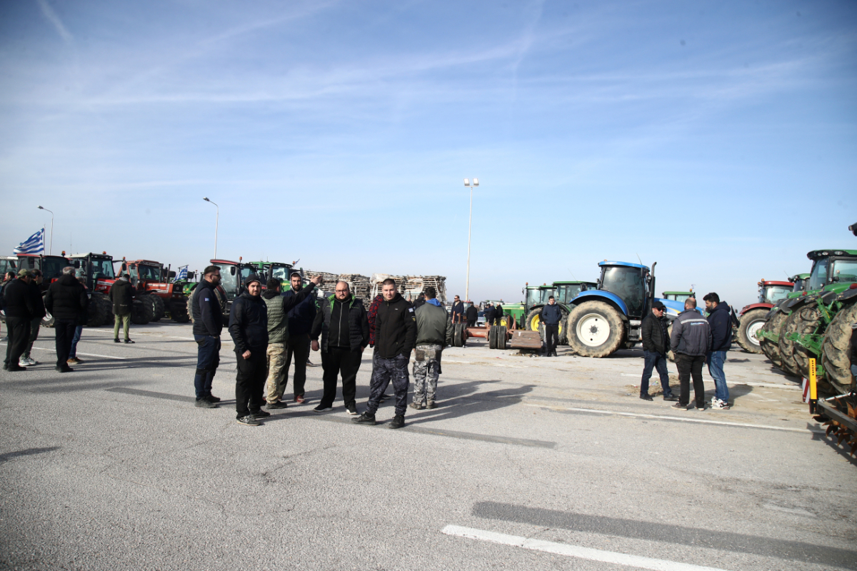 Με απειλές επιχειρεί η κυβέρνηση να κάμψει τους αγρότες – Φουντώνει η οργή στα μπλόκα