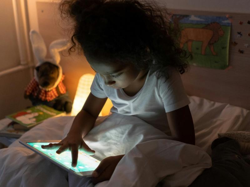 Όταν το βλέμμα πέφτει στην οθόνη: Πώς η ψηφιακή καθημερινότητα αλλάζει τη σχέση γονιών και παιδιών