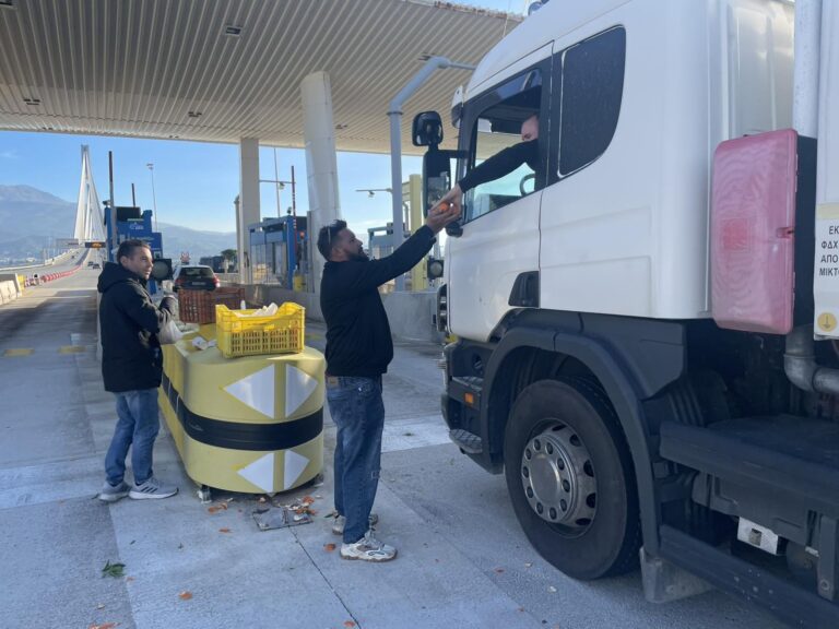 Επεισόδια στο Ρίο Αντίρριο  – Τελικά άνοιξαν  τη Γέφυρα προσφέροντας πορτοκάλια στους οδηγούς