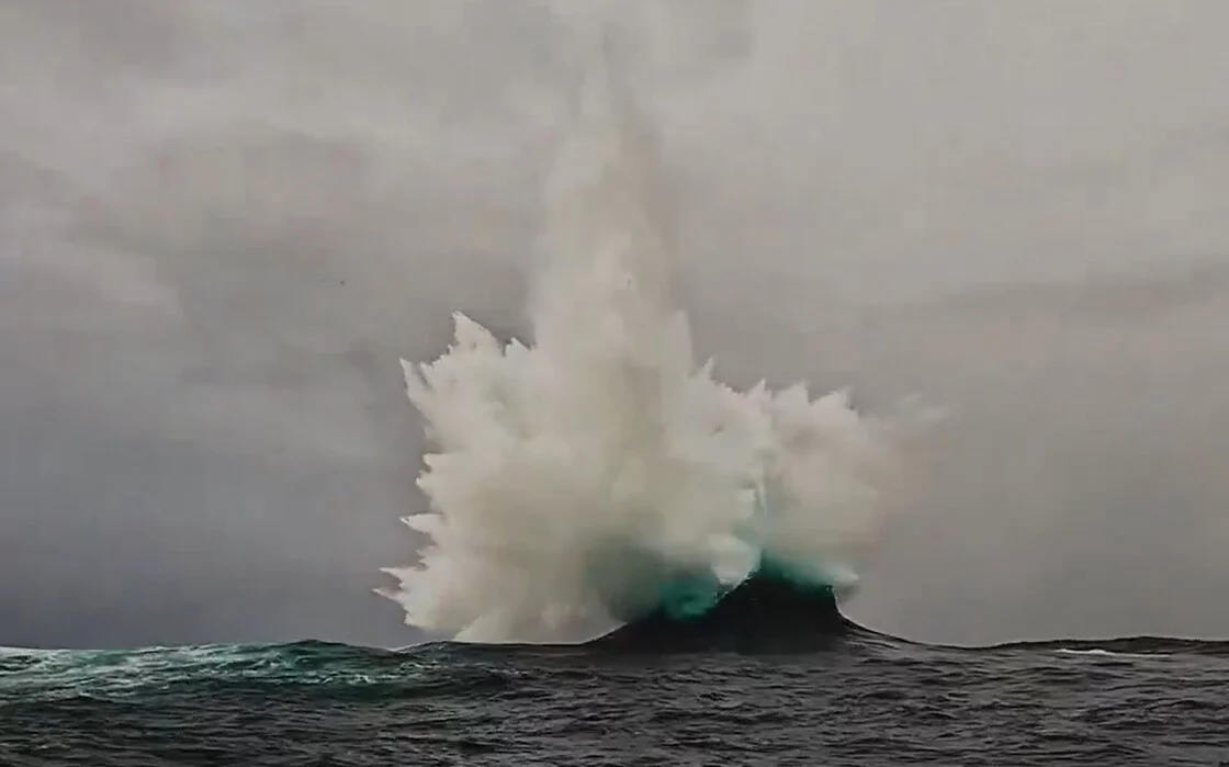 «Pincer attack»: Καταγράφηκε σπάνιο κύμα-δαγκάνα στα νερά της Αυστραλίας