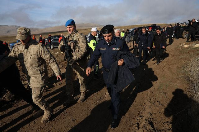 Τουρκία: Εξονυχιστικές έρευνες για τα αίτια της αεροπορικής τραγωδίας [videos]