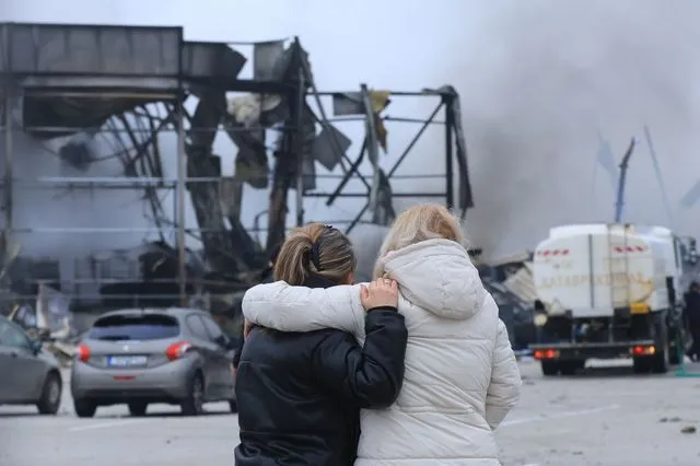 Τρίκαλα: Εικόνες απόλυτης καταστροφής στο φλεγόμενο εργοστάσιο (φωτος & videos)