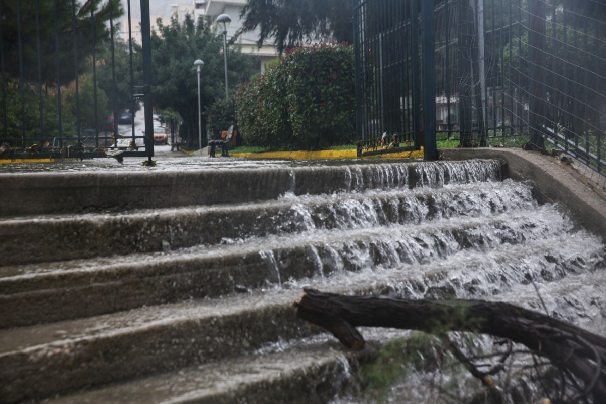 Καιρός: Νέα επιδείνωση με καταιγίδες και θυελλώδεις νοτιάδες – Συναγερμός στην Αττική – Red Code για 6 περιφέρειες