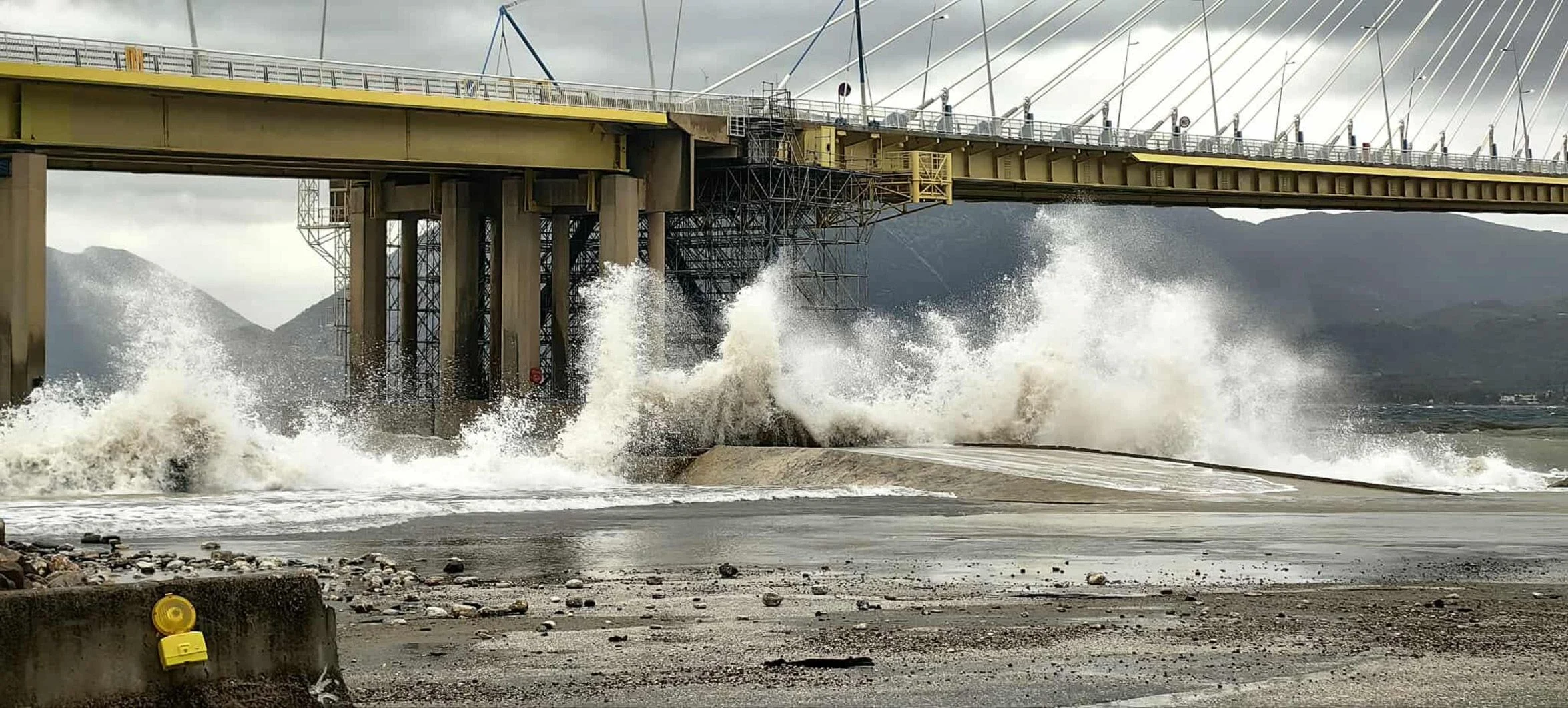 Πάτρα: Οι άνεμοι έπιασαν τα 127 χλμ. την ώρα