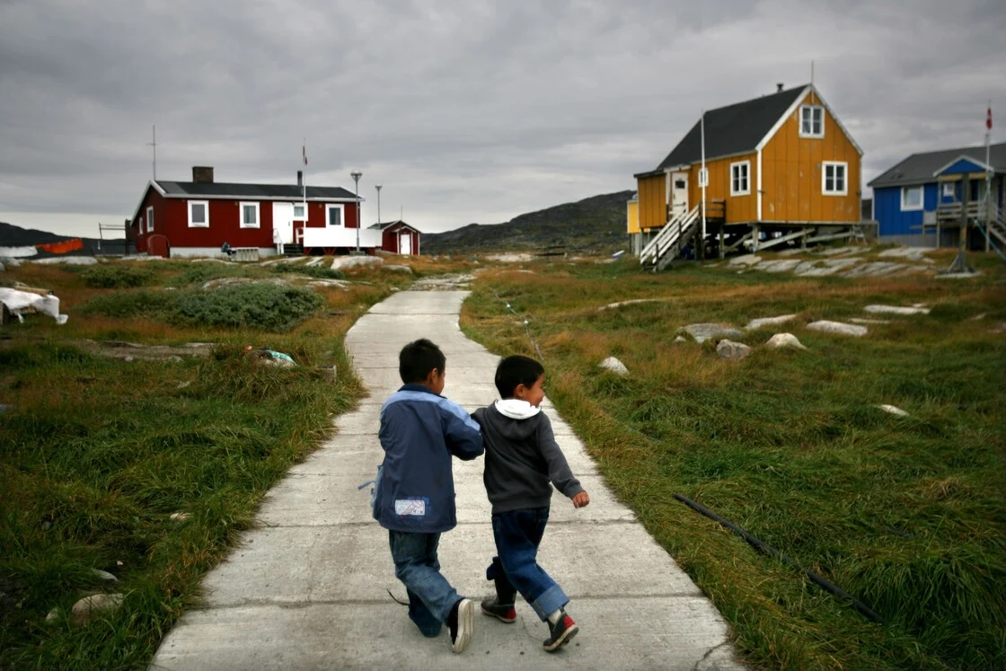 Η σκοτεινή ιστορία της κυριαρχίας των Δανών στη Γροιλανδία