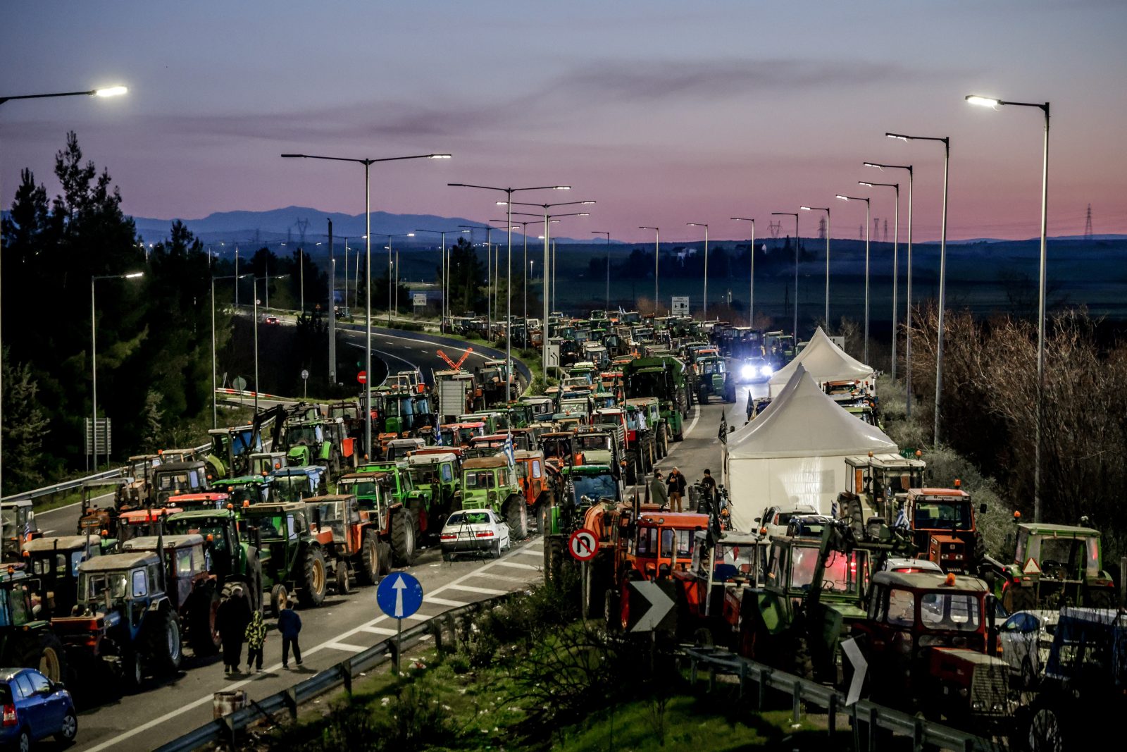 Μπλόκα: Παραμένουν στο δρόμο μετά από το Μαξίμου – Τα σενάρια