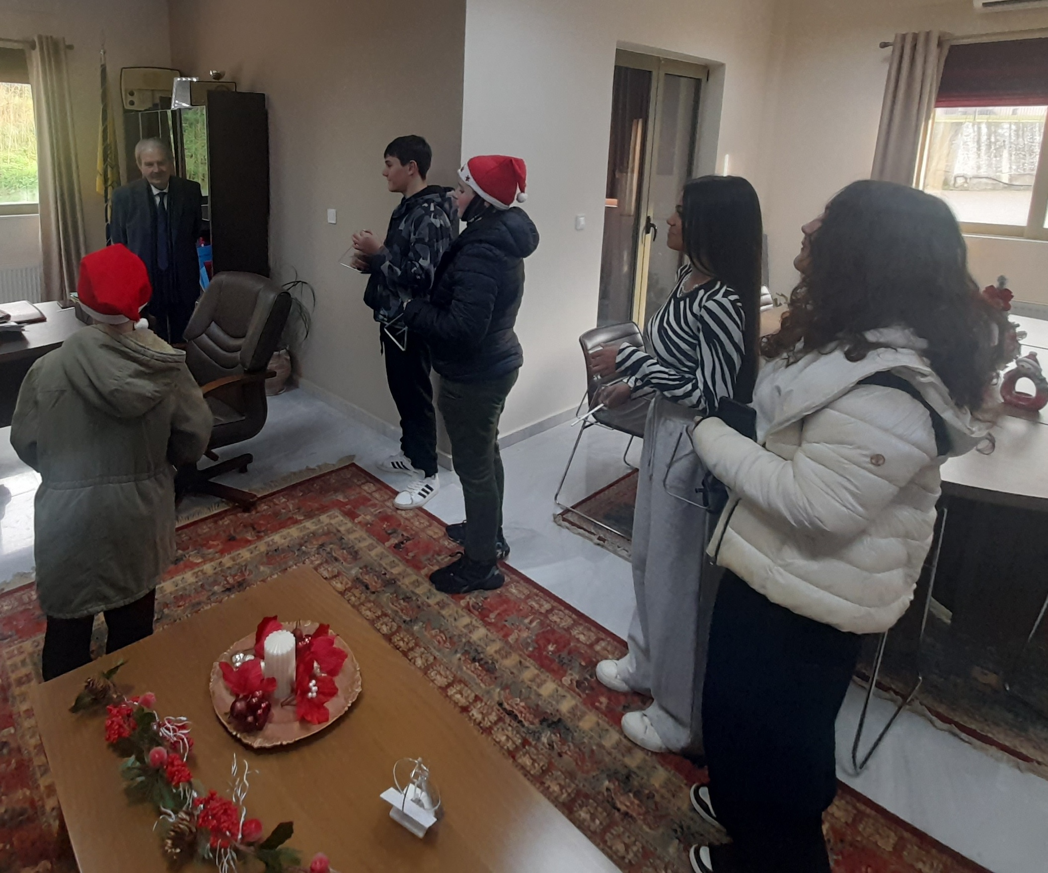 Τα κάλαντα της Πρωτοχρονιάς έψαλλαν πολλοί μαθητές στο Δήμαρχο Ανδρίτσαινας-Κρεστένων