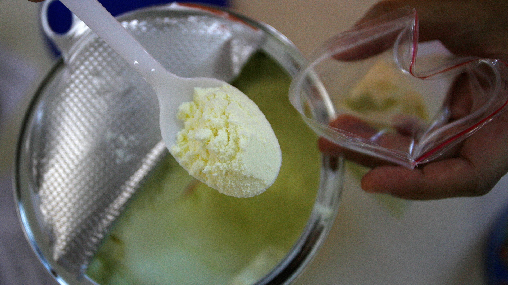 Διατροφικός συναγερμός: Γιατί η μία εταιρεία μετά την άλλη ανακαλούν βρεφικά γάλατα στην Ευρώπη;