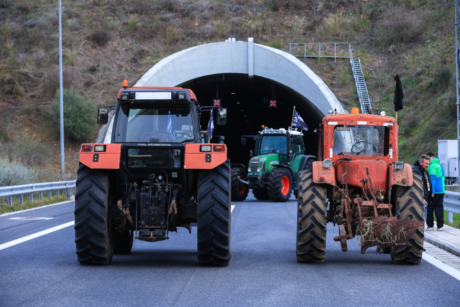 Ποδαρικό με μετωπική σύγκρουση στα μπλόκα – Πρόστιμα στα τρακτέρ και δικογραφίες