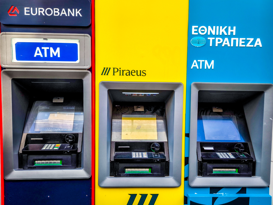 Τράπεζες βάζουν συνδρομή σε λογαριασμούς: Τι αλλάζει για καταθέτες και Δημόσιο