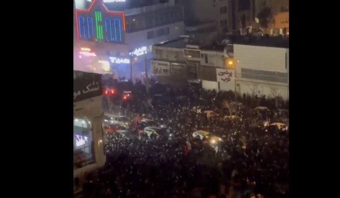 7 δολάρια τον μήνα: Η αρχή του τέλους για τους μουλάδες του Ιράν;