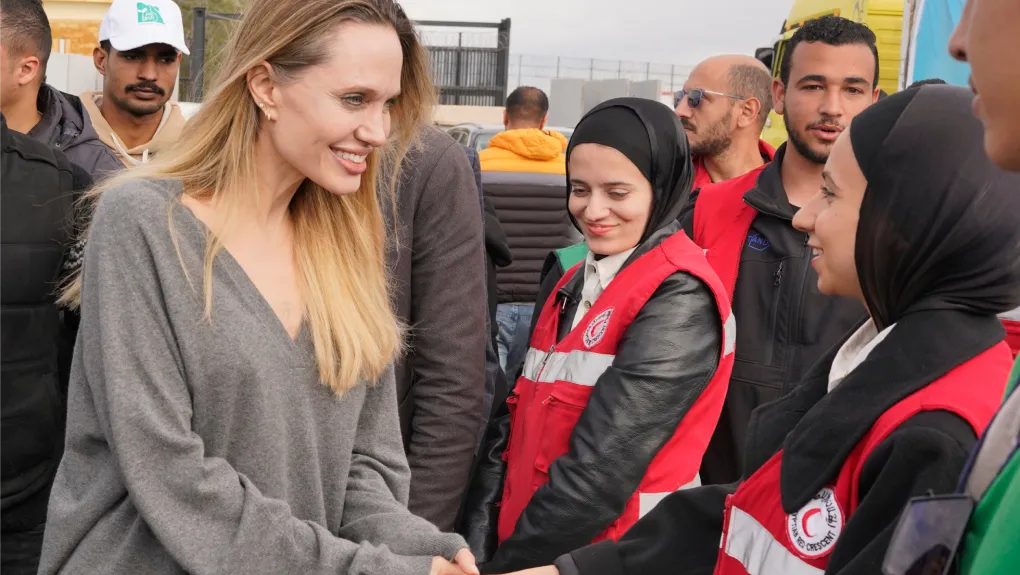 H Αντζελίνα Τζολί στο πέρασμα της Ράφα [εικόνες]