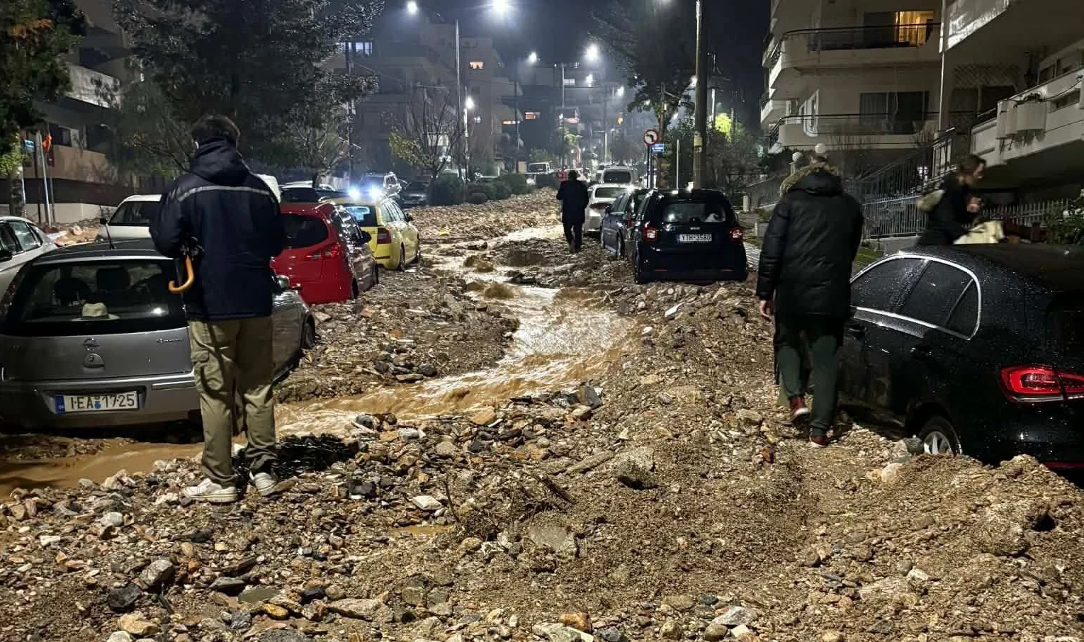 Άνδρες διασώζουν γυναίκα από ορμητικό χείμαρρο στην Άνω Γλυφάδα (video)