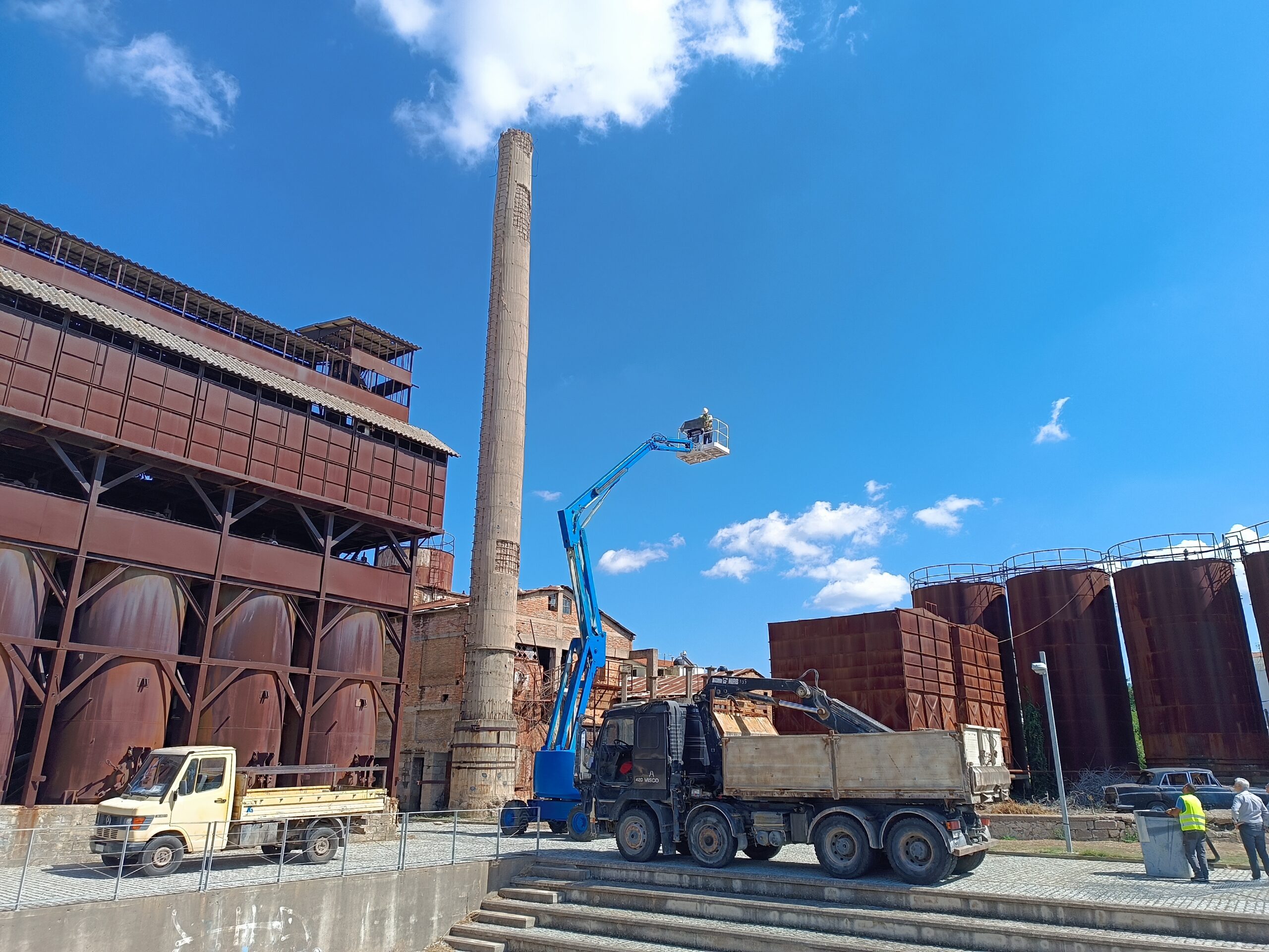 Οι σεισμοί επιβάρυναν την καμινάδα στο πάρκο Ξυστρή