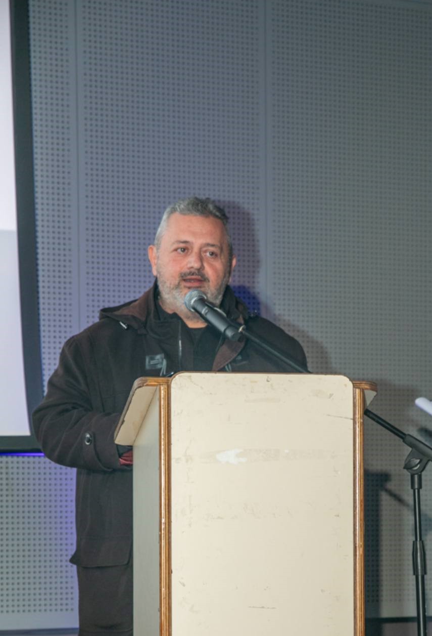 Γ. Καρβουνιάρης: Η Δικτατορία των Δημοσκοπήσεων – Πώς Θάψαμε την Πολιτική Κάτω από Γραφήματα