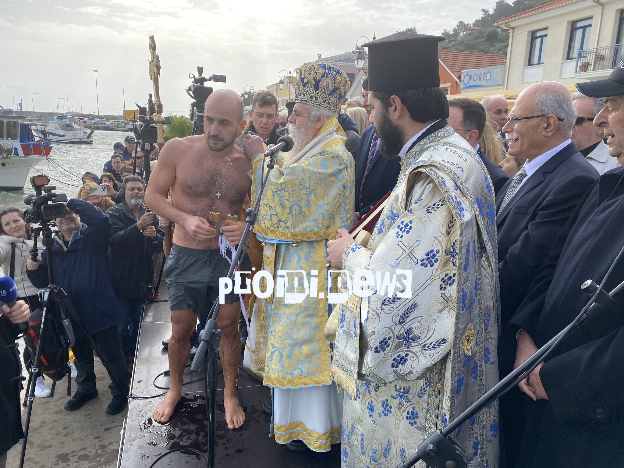 Πλήθος κόσμου στον καθαγιασμό των υδάτων στο Κατάκολο