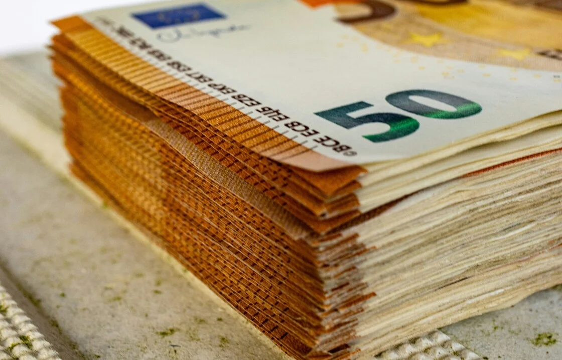 Πότε θα φτάσει ο μέσος μισθός τα 1.500 ευρώ και τι θα γίνει με τον κατώτατο από τον Απρίλιο