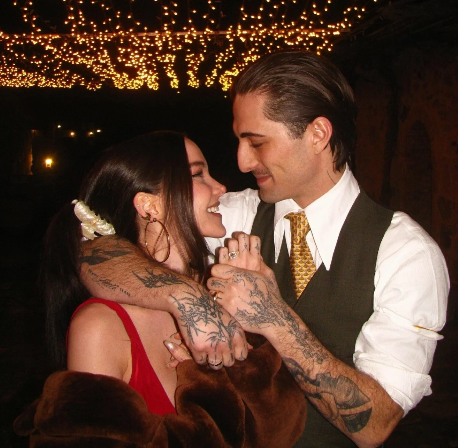 Ο Νταμιάνο Ντάβιντ επιβεβαιώνει τον αρραβώνα του με τη Ντοβ Κάμερον