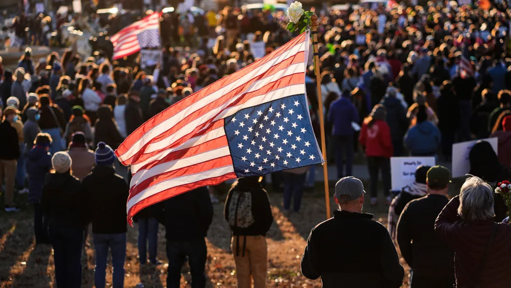 Οργή λαού στις ΗΠΑ σε μεγάλες διαδηλώσεις κατά της ICE και του Τραμπ