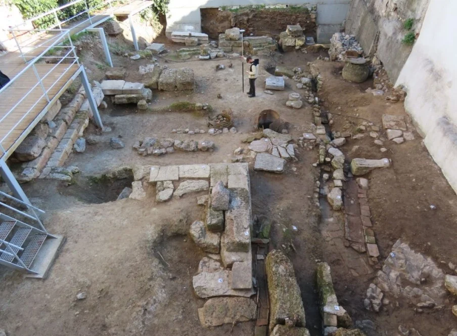 ΥΠΠΟ: Αναδεικνύονται οι αρχαιότητες της «Οικίας Κοκοβίκου» στην Πλάκα