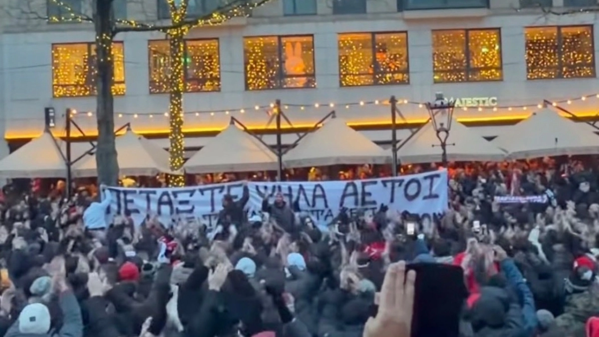 Πανό των φίλων του Ολυμπιακού στην Ολλανδία για τους οπαδούς του ΠΑΟΚ