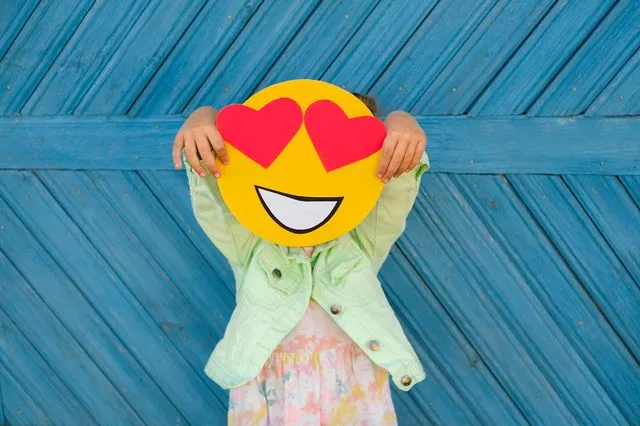 Γιατί τα emojis στο πρόσωπο δεν κρύβουν πραγματικά τα παιδιά online