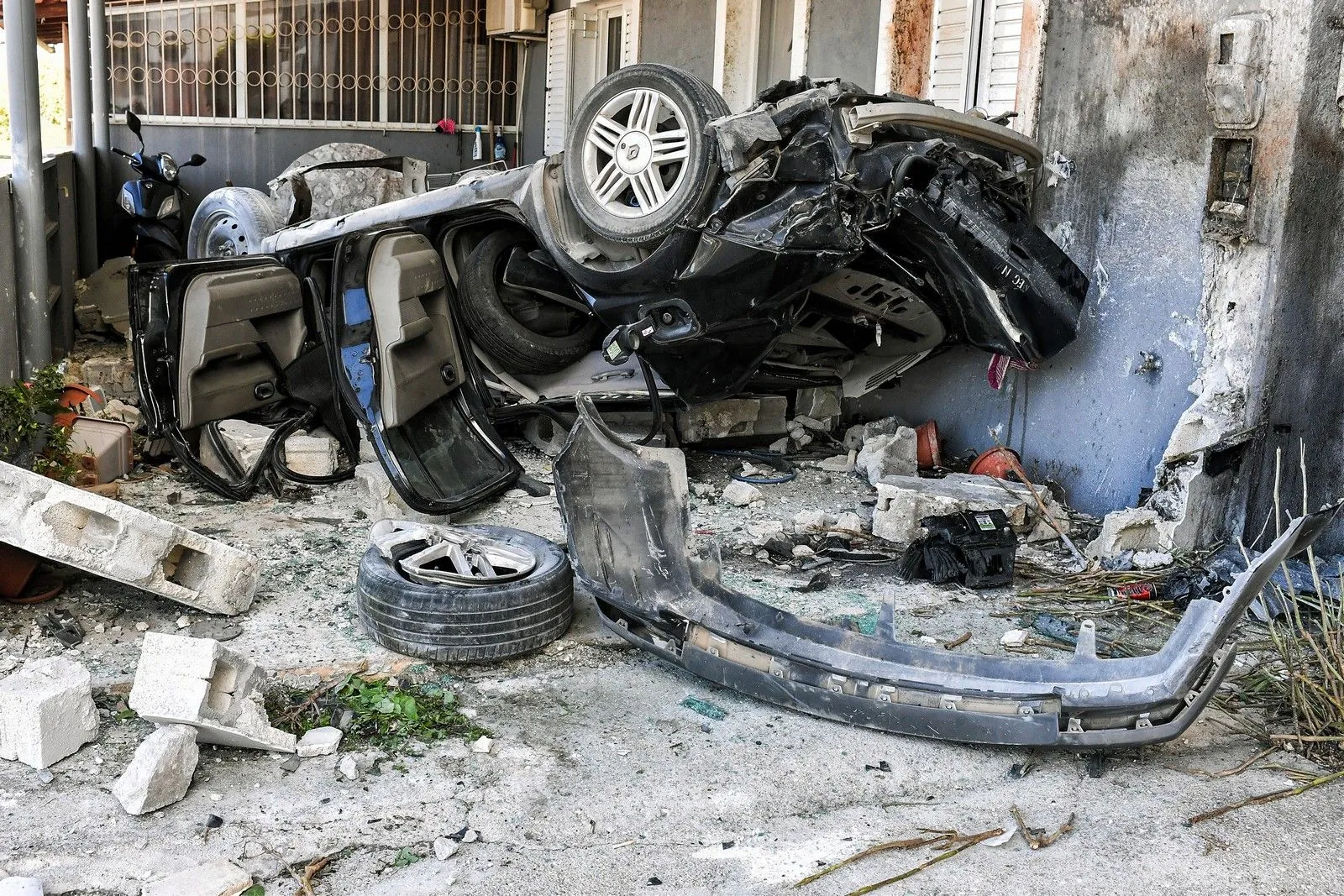 Θανατηφόρο τροχαίο στην Κόρινθο: Αυτοκίνητο “καρφώθηκε” σε σπίτι