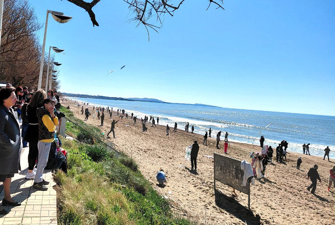Κουρούτα: Μαζική προσέλευση στα Κούλουμα – Πλήθος κόσμου στην παραλία