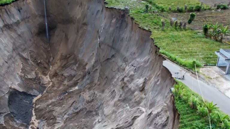 Ινδονησία: Τεράστια καταβόθρα επεκτείνεται και «καταπίνει» αγροτικές εκτάσεις – Βίντεο από τις συνεχείς κατολισθήσεις