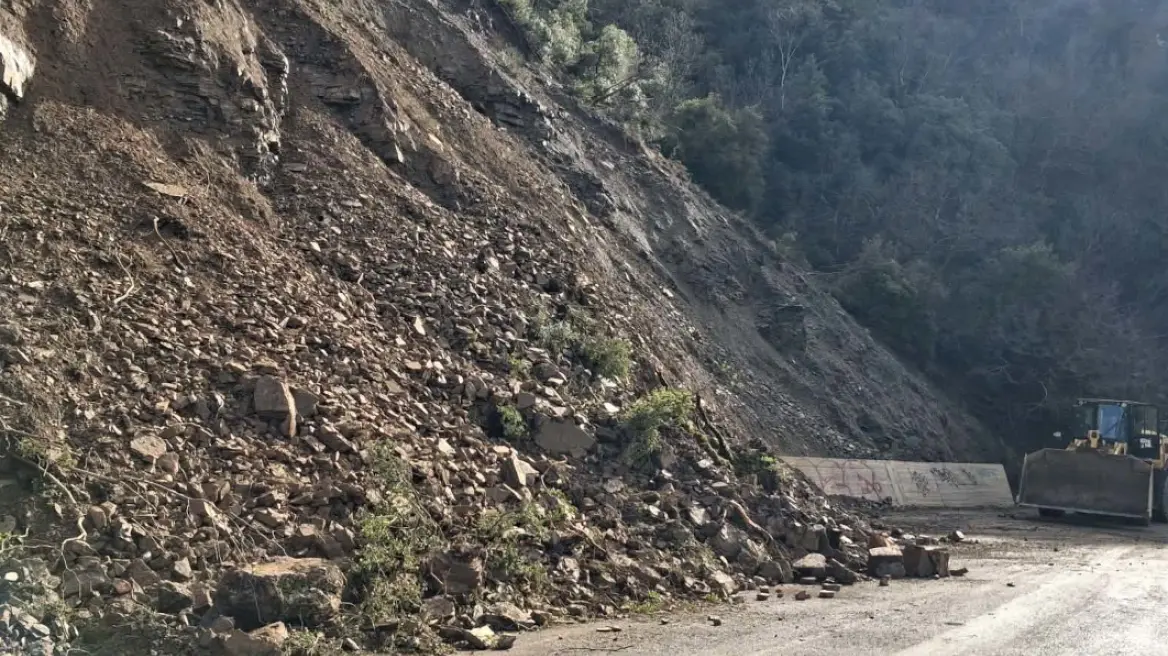 Διακοπή και εκτροπή κυκλοφορίας οχημάτων στην εθνική οδό Τρίπολης – Πύργου, λόγω κατολίσθησης