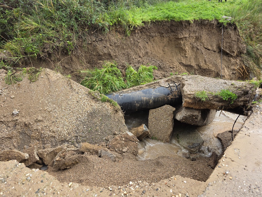 Σοβαρή ζημιά στον κεντρικό αγωγό στο γεφύρι του Κλαδέου – Αναμένεται διακοπή υδροδότησης (video)