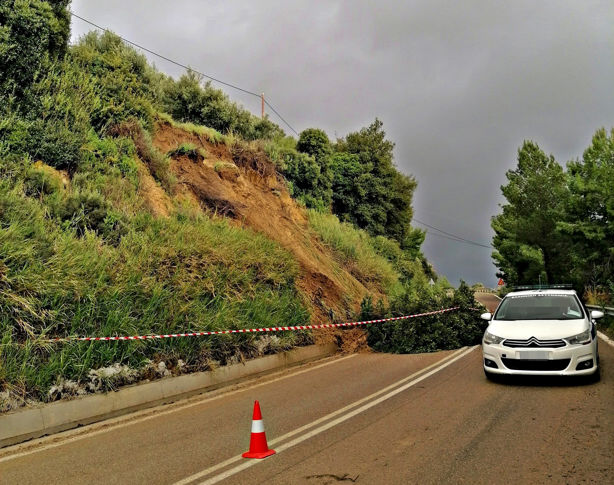 Δ.Ε. Φιγαλείας: Για δεύτερη συνεχόμενη ημέρα μηχανήματα της Περιφέρειας καθαρίζουν το Επαρχιακό Οδικό Δίκτυο