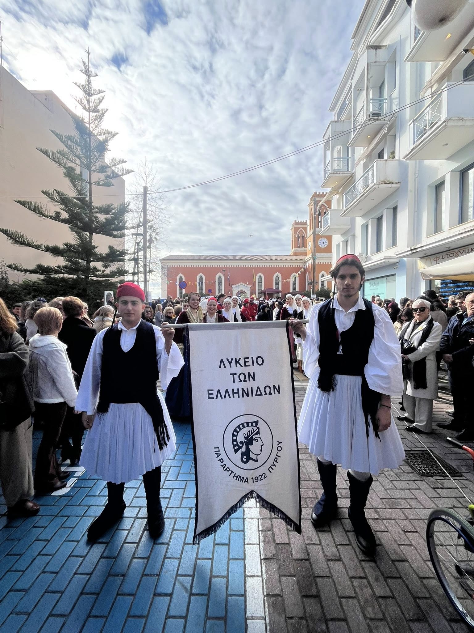 Το Λύκειο Ελληνίδων Πύργου στη Λιτανεία του Πολιούχου Αγ. Χαραλάμπους [videos]