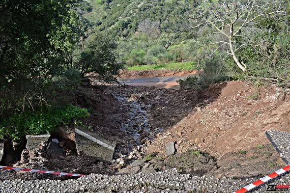 Μεγάλη καθίζηση στο δρόμο Πετράλωνα-Λυνίσταινα – Ανοιχτός ο δρόμος με παρεμβάσεις μηχανημάτων της Π.Ε Ηλείας