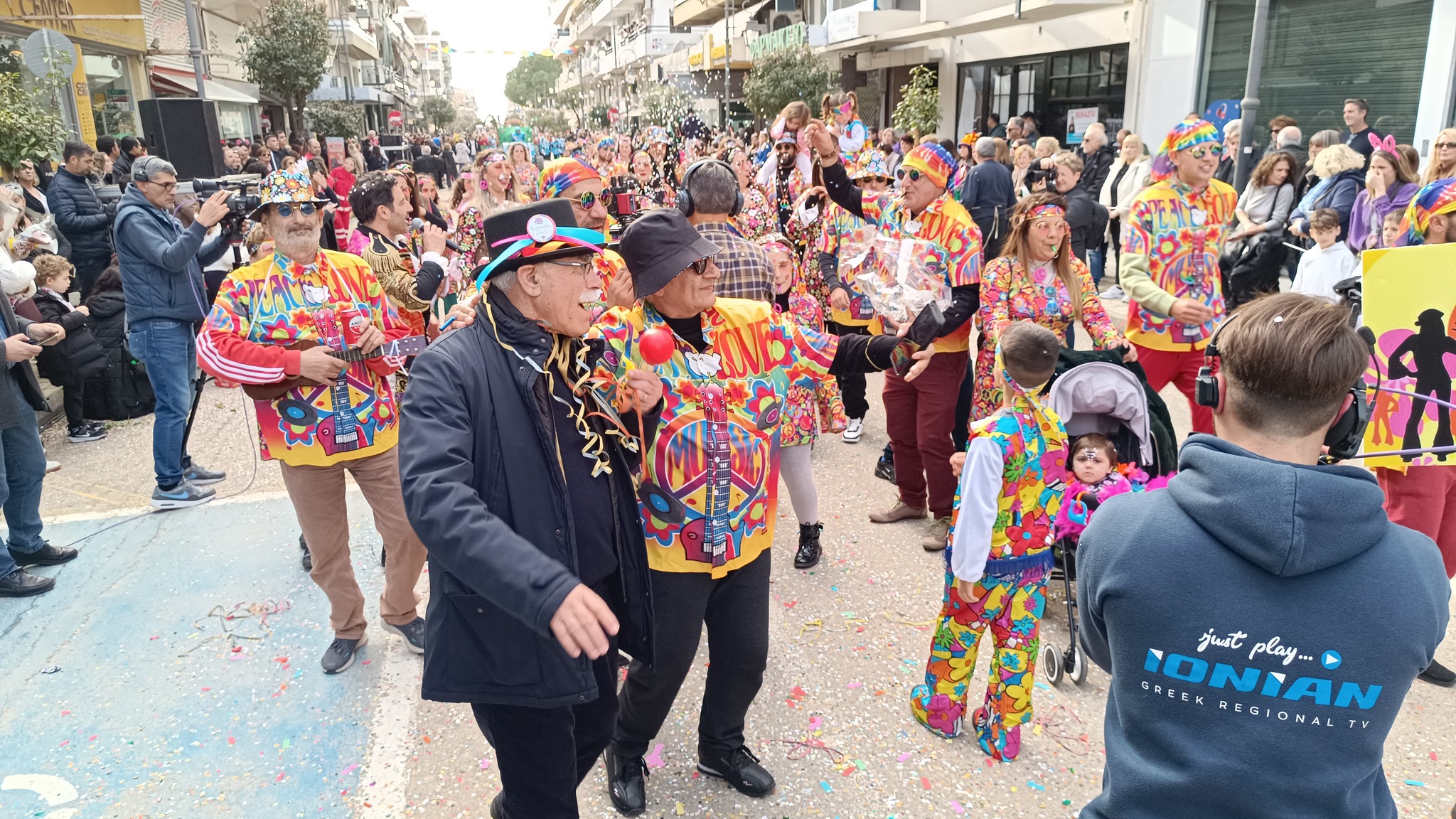 Ο Πύργος ξεφάντωσε με πολύχρωμη παρέλαση σε καρναβαλικούς ρυθμούς!