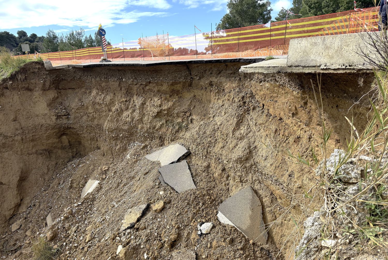 Συναγερμός στο ΣΥ.ΔΙ.Σ.Α. Ηλείας μετά την κατάρρευση του κεντρικού δρόμου από Φραγκαπήδημα προς τη ΜΕΑ Τριανταφυλλιάς