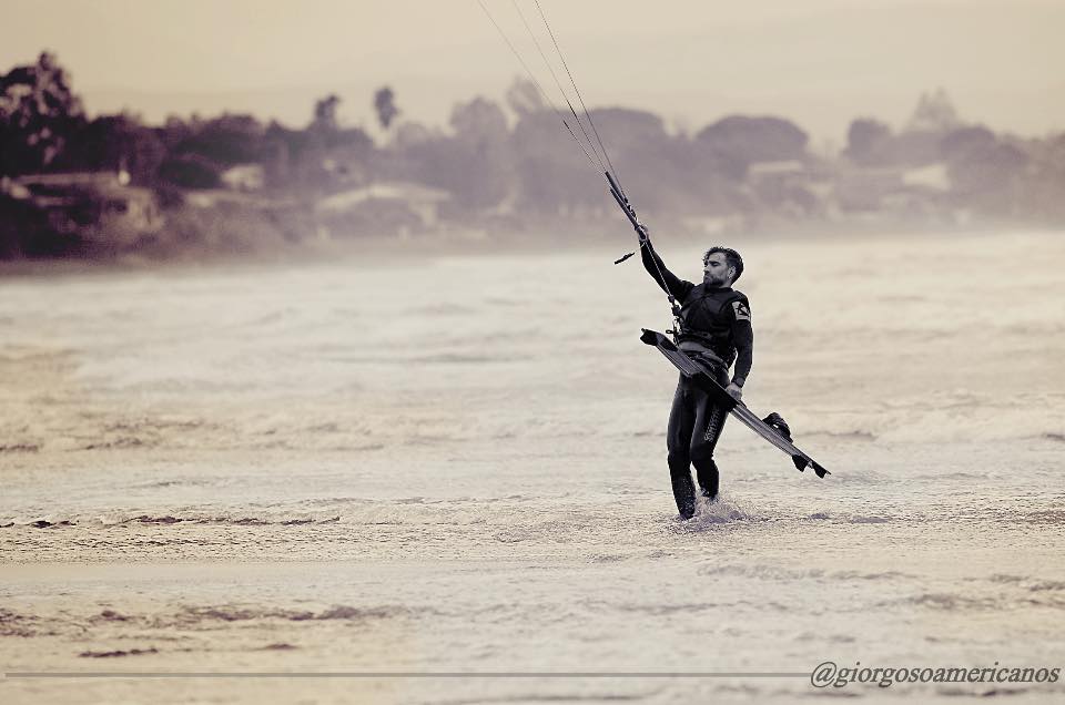 Kite surf στην Ηλεία: Εντυπωσιακές εικόνες από τις παραλίες λίγο πριν την αλλαγή του καιρού