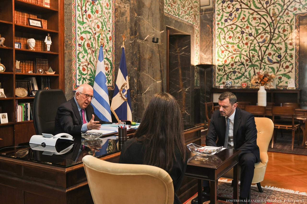 Παράδοση του Πορίσματος της Εξεταστικής Επιτροπής για τον Ο.Π.Ε.Κ.Ε.Π.Ε. στον Πρόεδρο της Βουλής