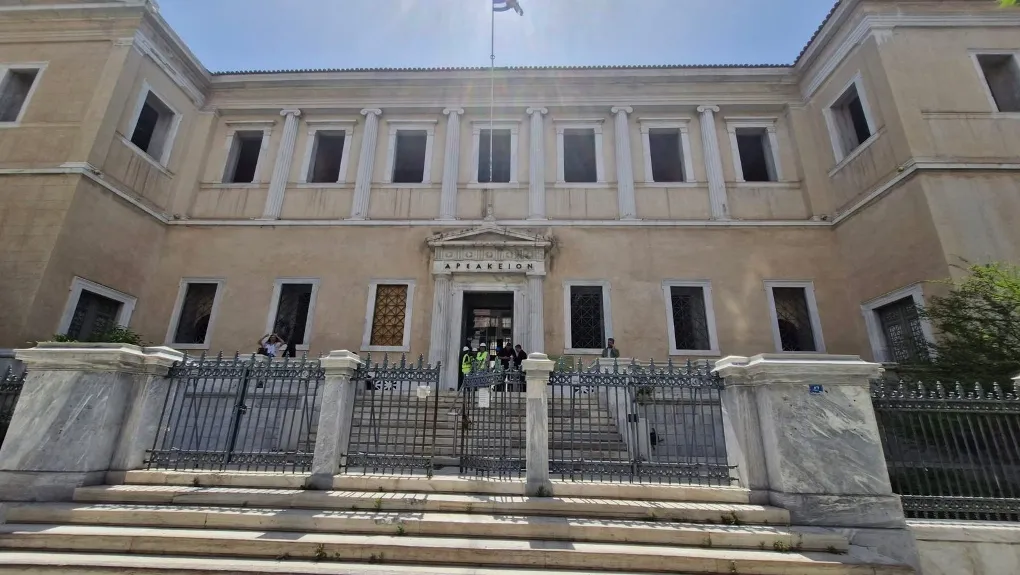 Δικαστική «ταφόπλακα» στην επαναφορά του 13ου και 14ου μισθού