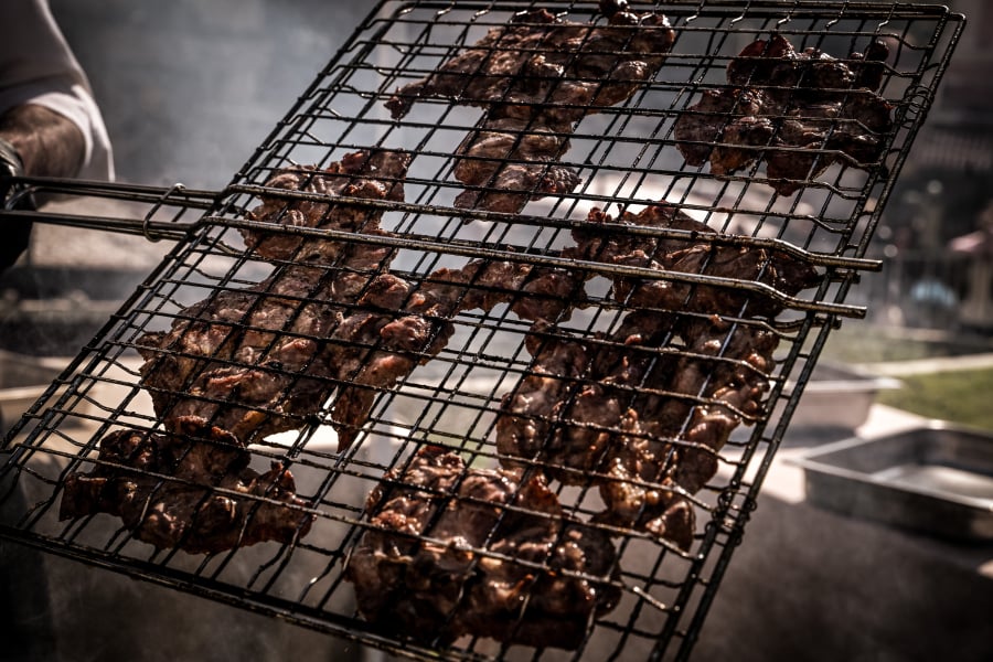 Τσικνοπέμπτη: Μπορείς να ψήσεις σε μπαλκόνι; Τι λέει η νομοθεσία