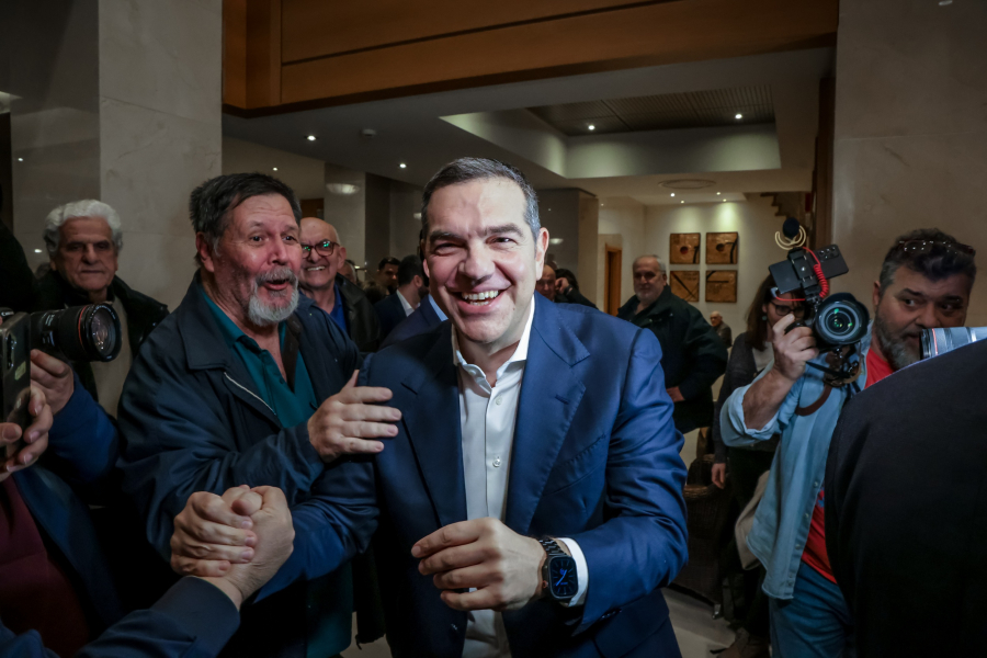 Τσίπρας από Λάρισα: «Μαζί να βάλουμε τα “πανιά” στο νέο “καράβι”» – Σφοδρή επίθεση σε Μητσοτάκη – Στουρνάρα