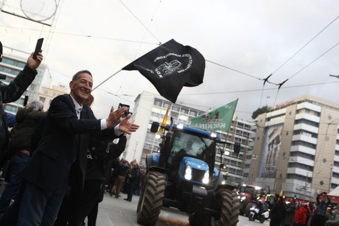 Στο κέντρο της Αθήνας έφτασαν τα τρακτέρ – Σε λίγη ώρα «απόβαση» στο Σύνταγμα για το συλλαλητήριο