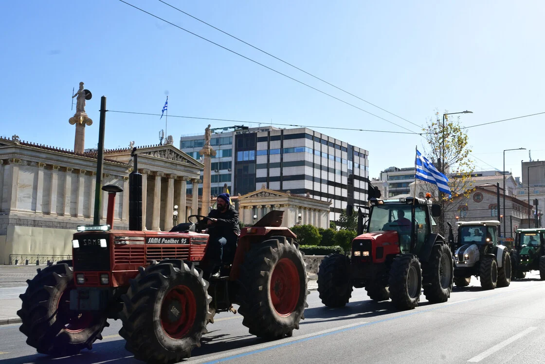 Αγρότες: Αποχώρησαν με κόρνες και «μαρσαρίσματα» από το Σύνταγμα