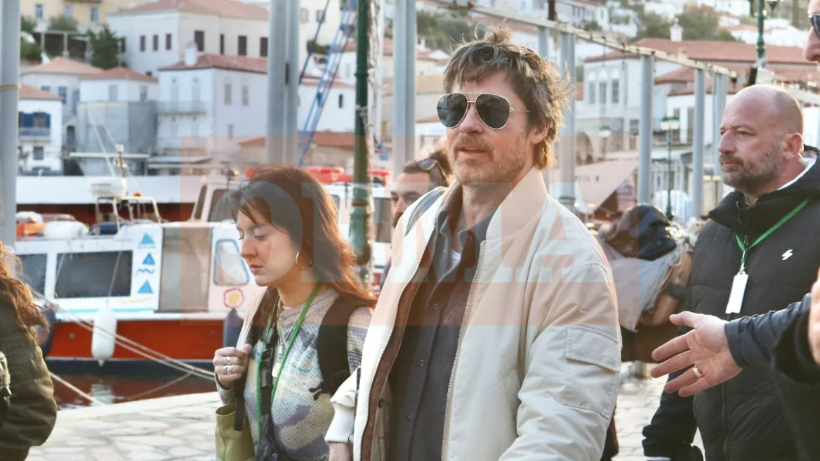 Χαλαρός και χαμογελαστός ο Μπράντ Πιτ στην Ύδρα για τη νέα του ταινία